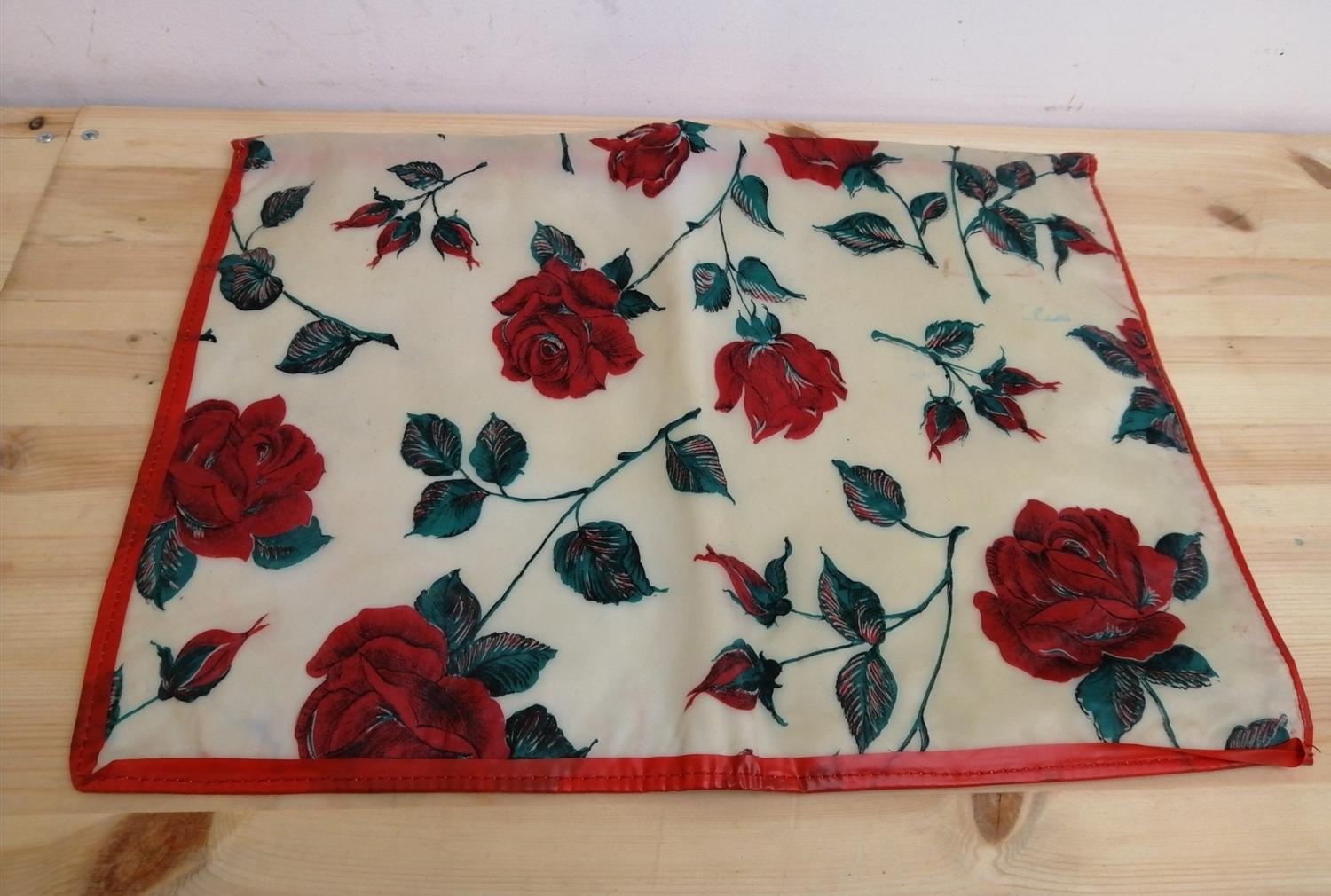 Vintage retro tvättpåse med flera fack och vackra röda rosor i äkta plast