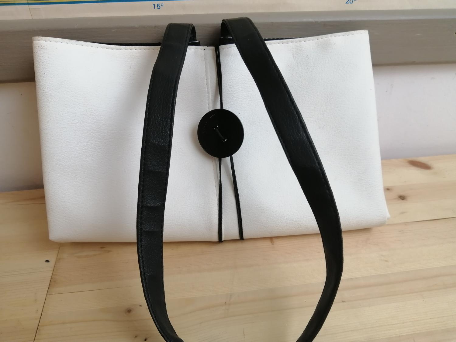 Hopvikbar kasse handväska läderimitation vit svart
