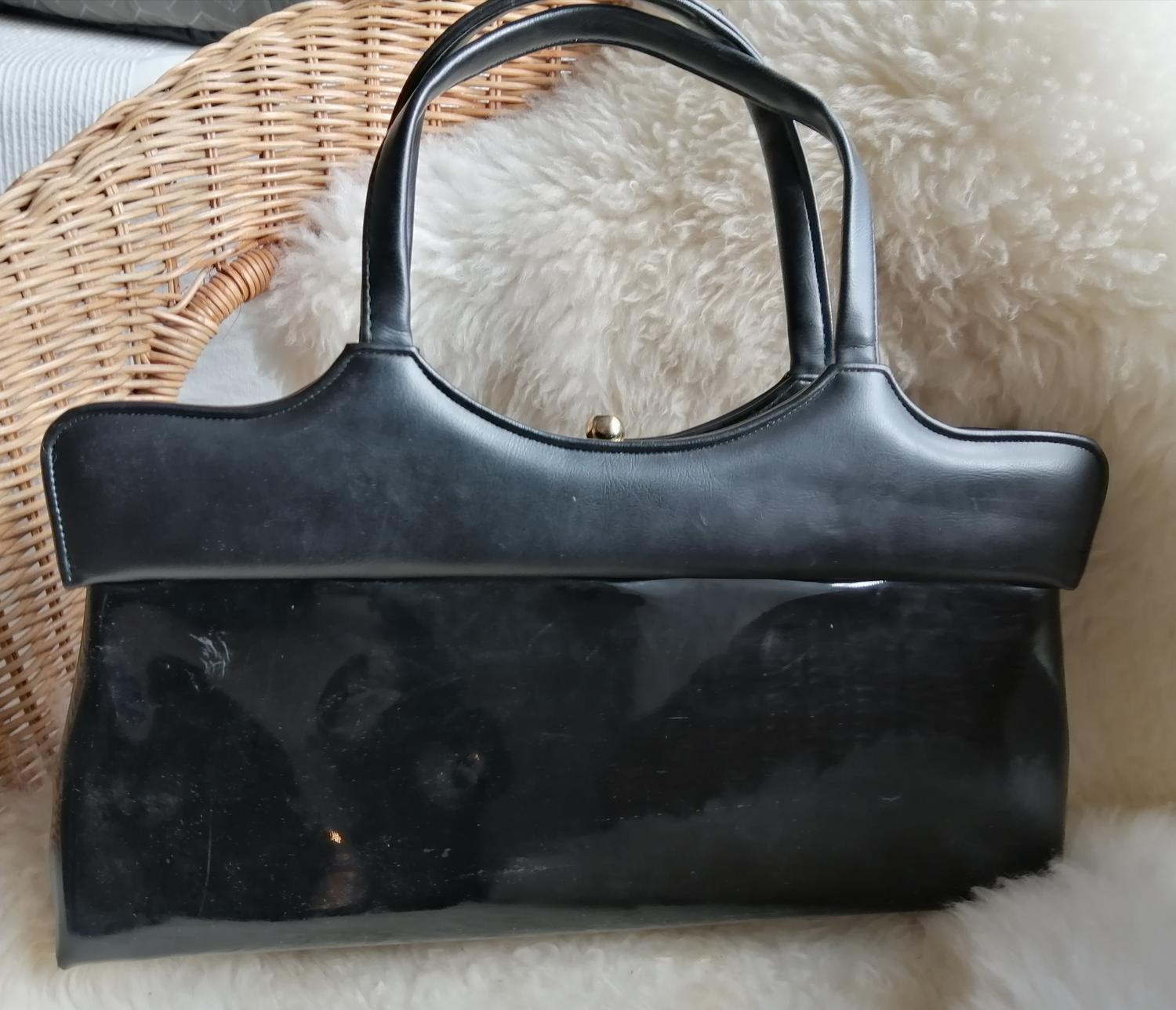 Vintage stor svart blank handväska korta handtag guldf foder och spänne