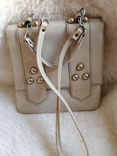 Vintage beige handväska lack kort och långt handtag guldf detaljer