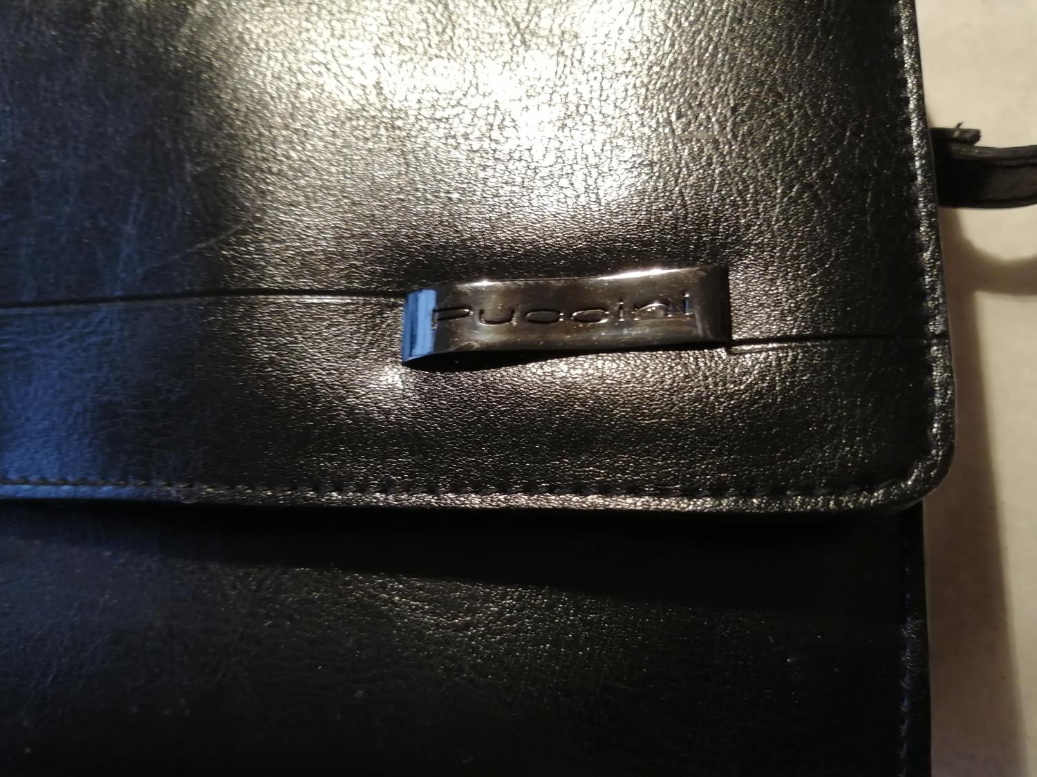 Second hand svart liten väska axelrem inbyggd plånbok många fickor