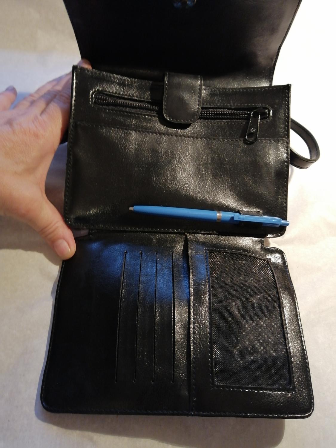 Second hand svart liten väska axelrem inbyggd plånbok många fickor