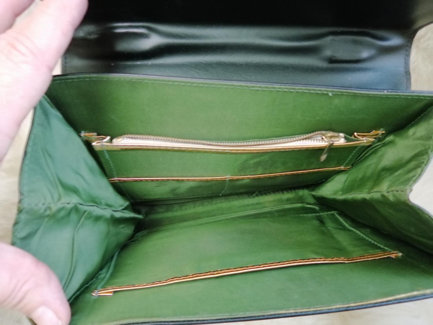 Vintage svart handväska kort handtag silverf spänne grönt foder flera fack