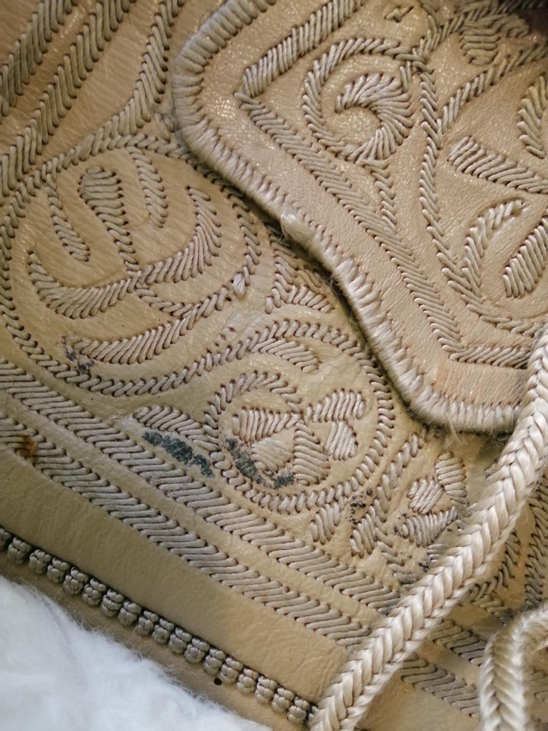 Vintage uppvikningsbar axelremsväska i beige läder med brodyr