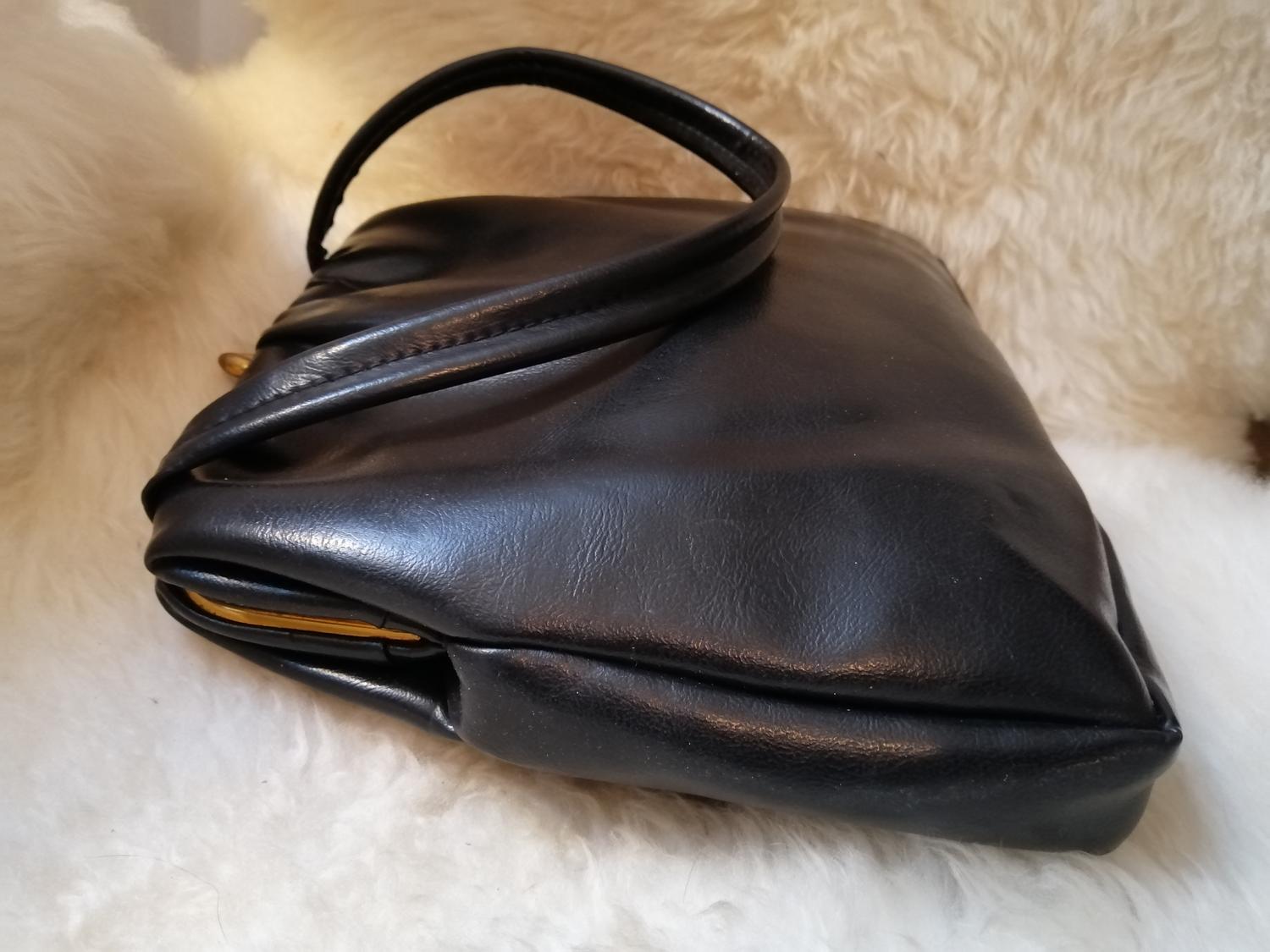 Vintage svart handväska ett kort handtag guldf spänne