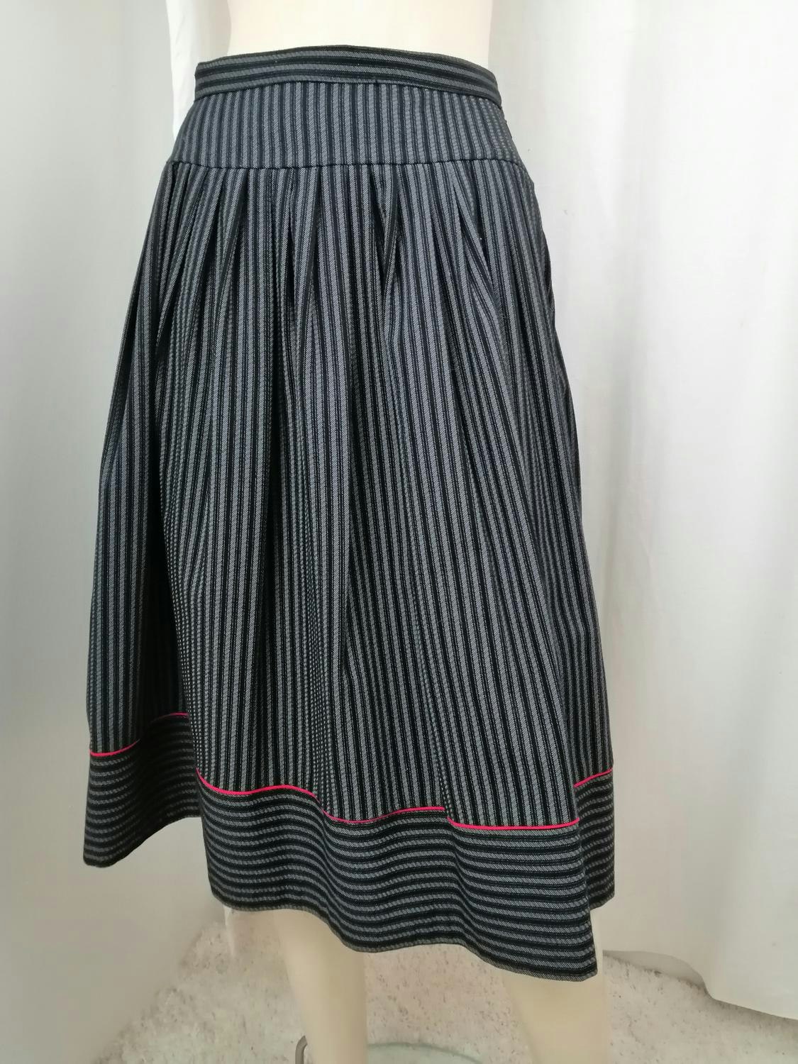 Vintage Retro grå svart randig kjol kraftig bomull vidd och volang -  Vintage Corner Österlen