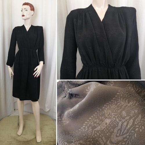 Vintage svart klänning 40-tal omlott lång ärm mönstervävt tyg