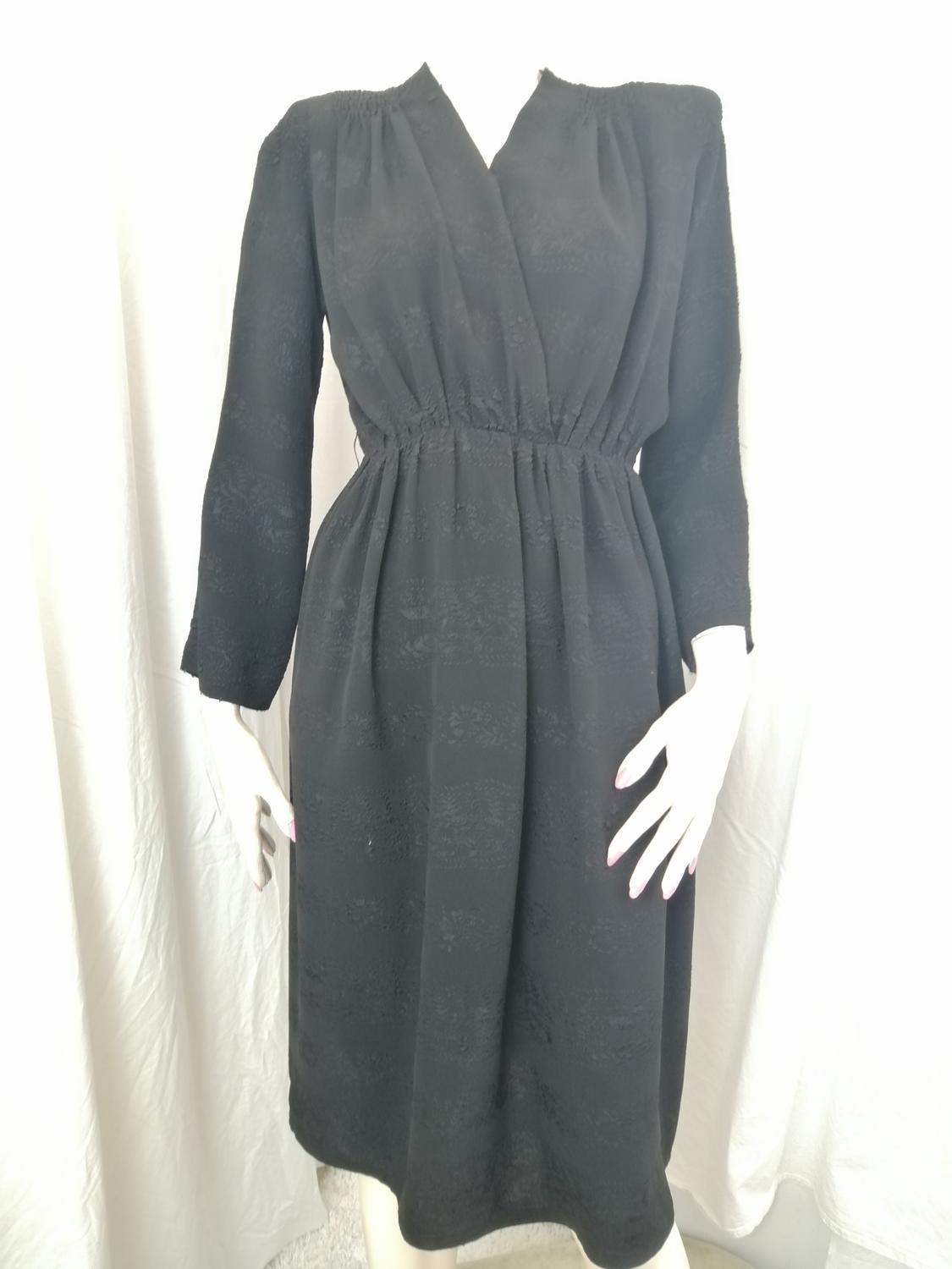 Vintage svart klänning 40-tal omlott lång ärm mönstervävt tyg