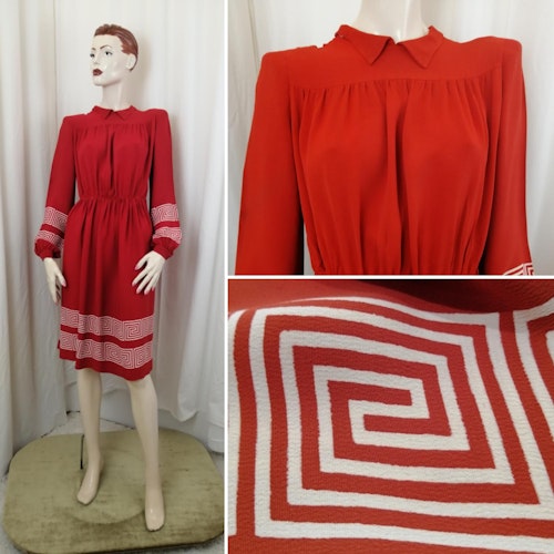 Vintage 40-tal röd klänning med vitt mönster lång ärm ok veck