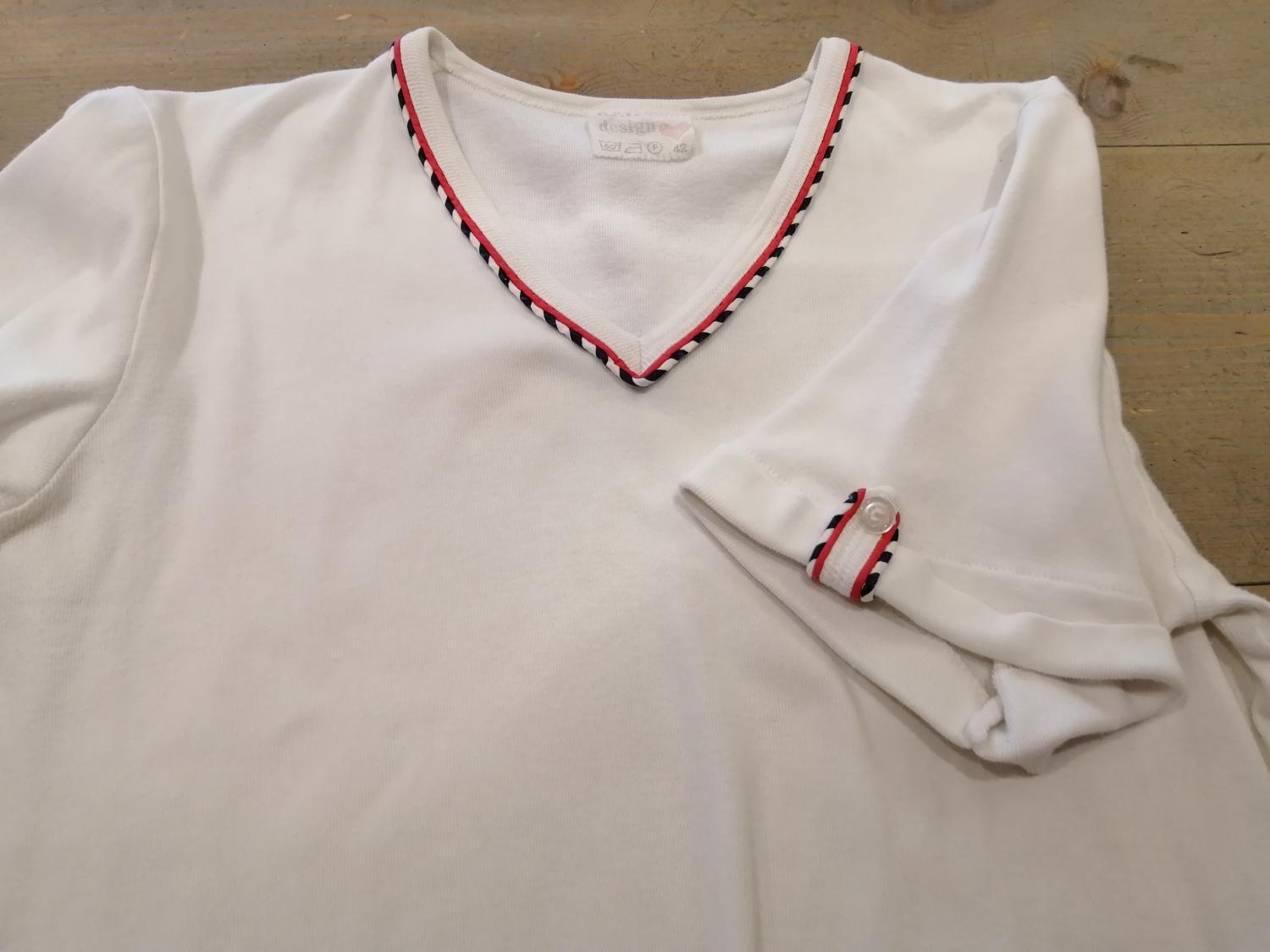 Vintage vitt-shirt med marina detaljer v-ringad Keifer Design