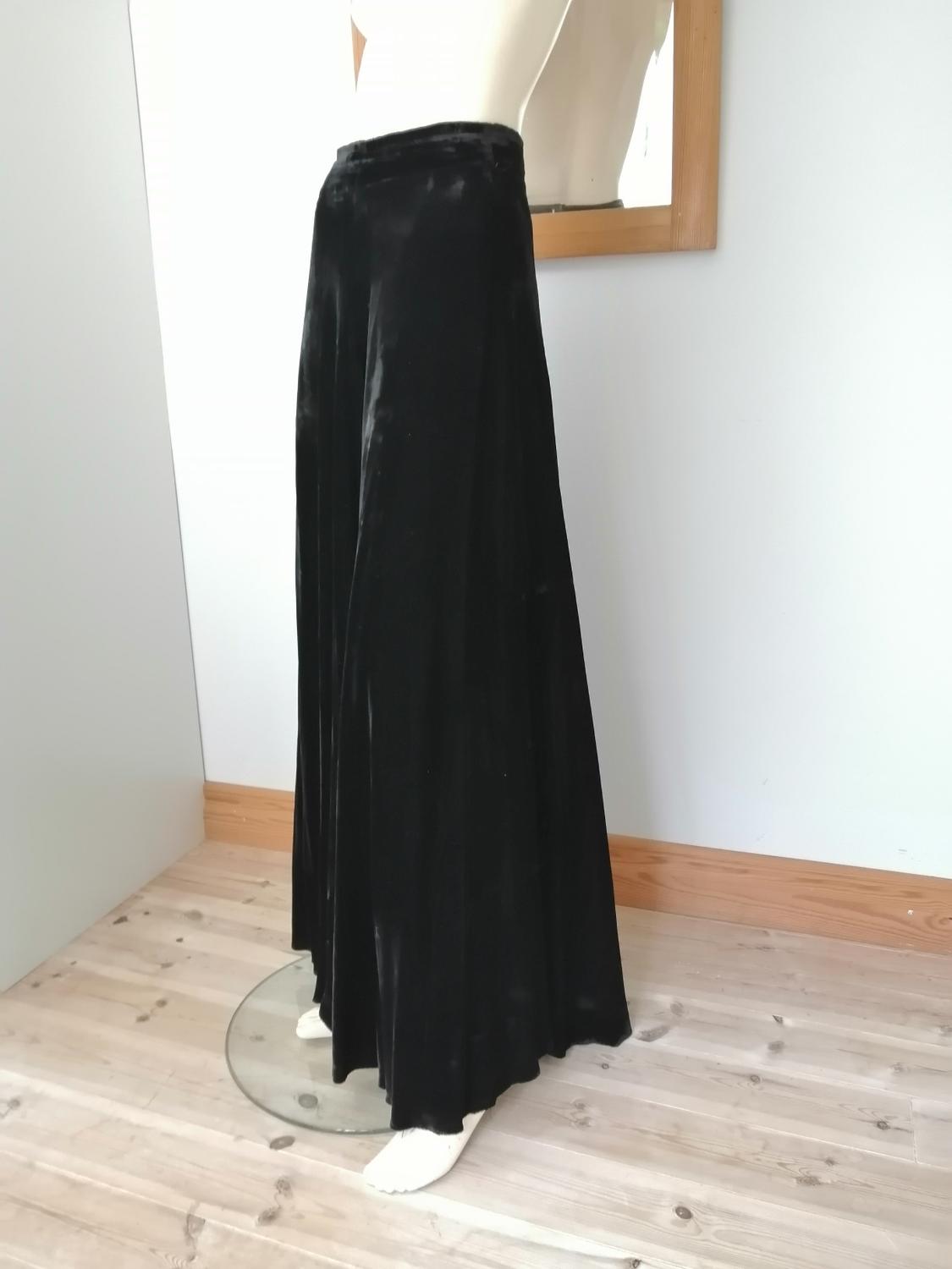 Vintage svart lång klockad kjol silkessammet fodrad, del av hovdräkt