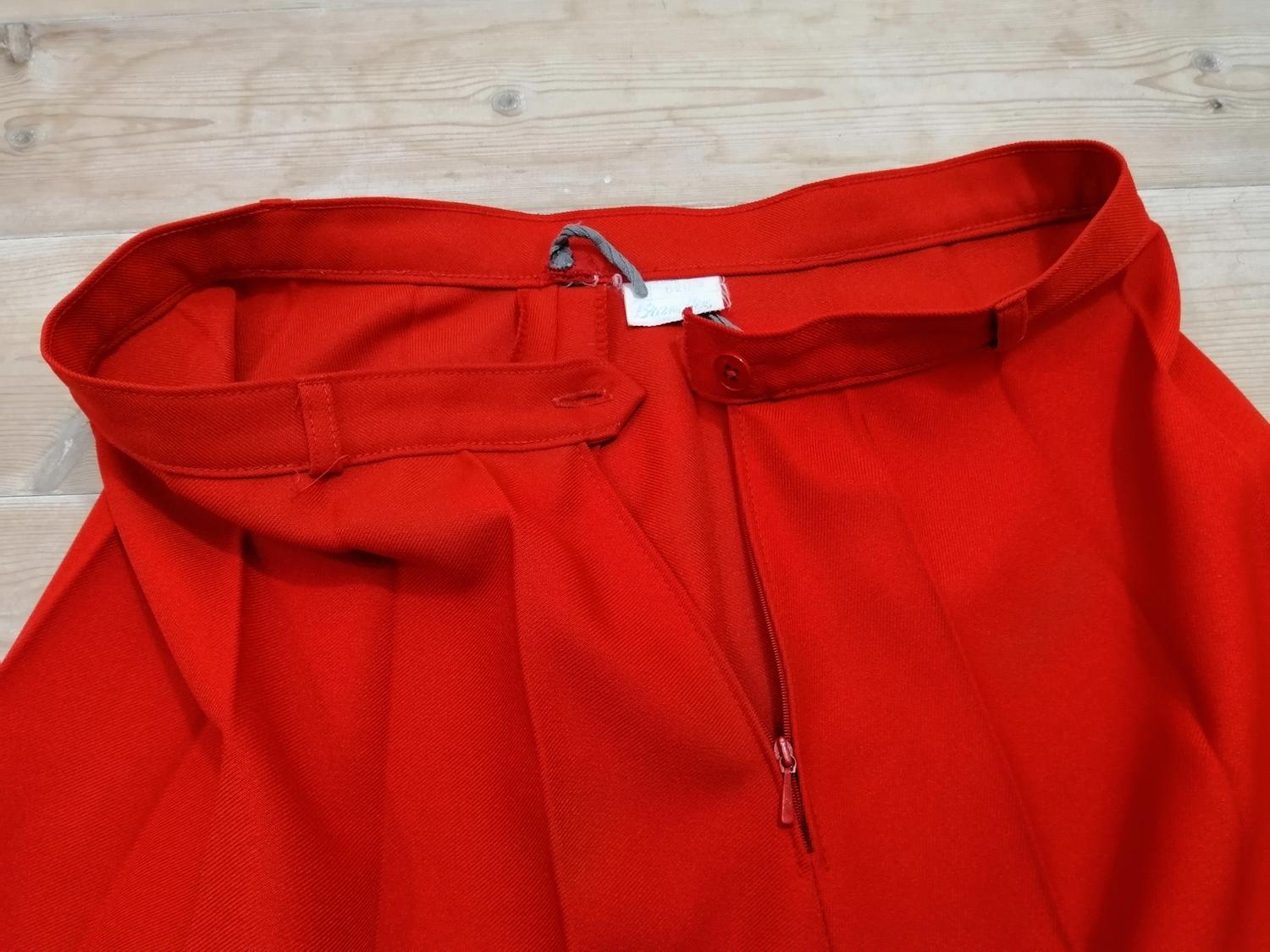 Vintage röd kjol med plisserade veck klockad 607080-tal