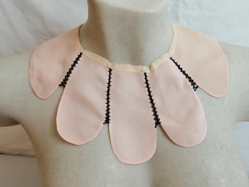 Vintage antik rosa flikformad krage med spets och svarta stygn 20-tal