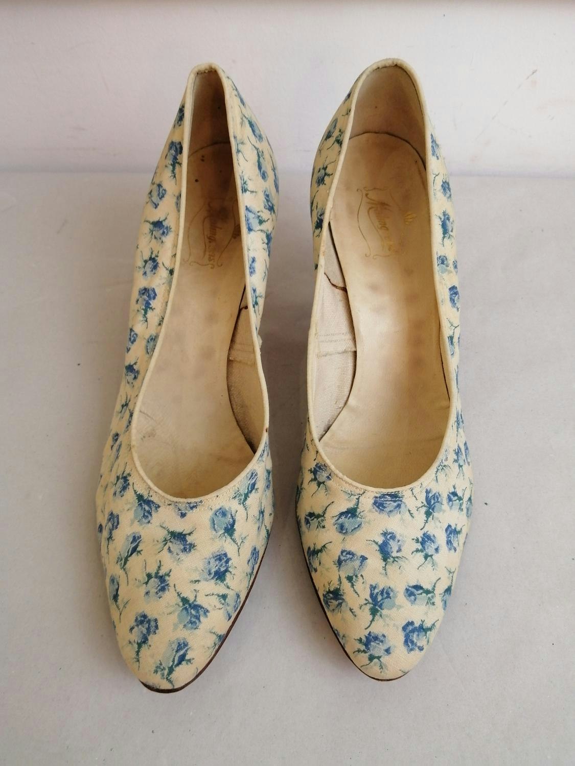 Vintage ljusa högklackade skor pumps blå rosor tyg överdel stl 3738 -  Vintage Corner Österlen