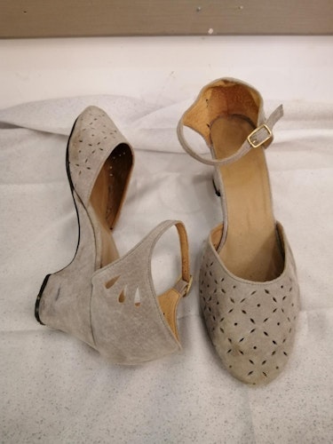 Vintage grå mocka skor med utstansade ekorationer vristrem