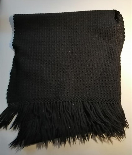 Vintage sjal halsduk med fransar svart lång och bred våffelstickad