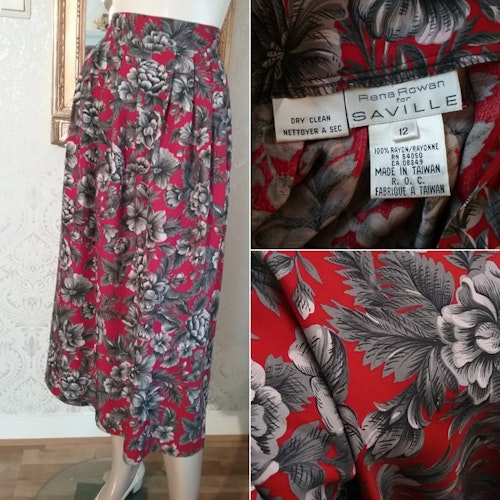 Retro röd- och grå kjol med blommönster veckad 80-tal