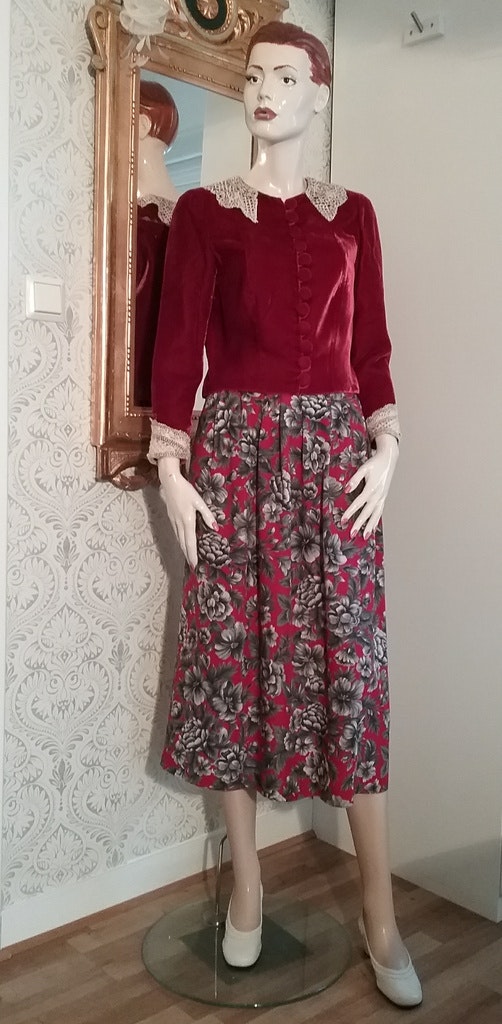 Retro röd- och grå kjol med blommönster veckad 80-tal - Vintage Corner  Österlen
