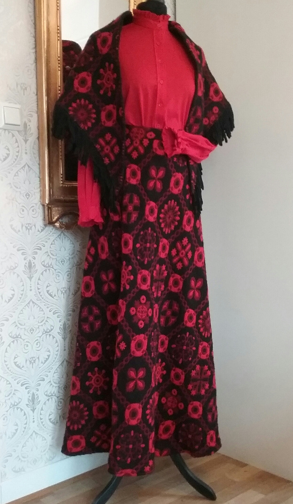 Retro svart- och rödmönstrad lång kjol matchande sjal ca 70-tal