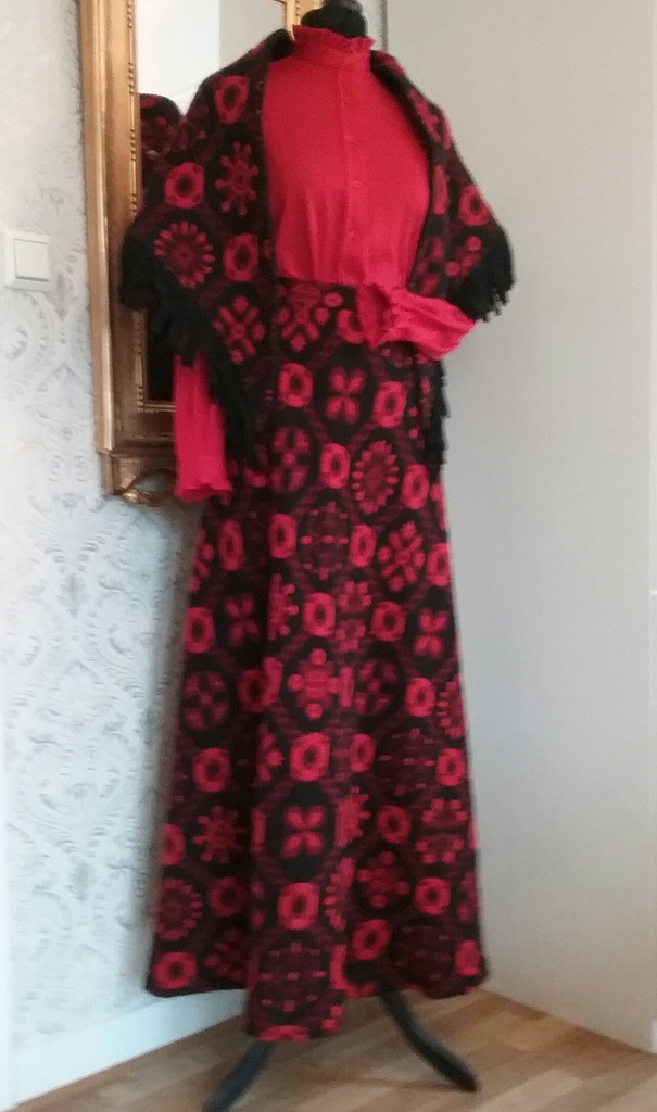 Retro svart- och rödmönstrad lång kjol matchande sjal ca 70-tal