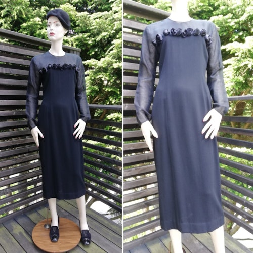 Vintage retro svart klänning cocktailklänning jersey rosor tunt tyg armar axlar