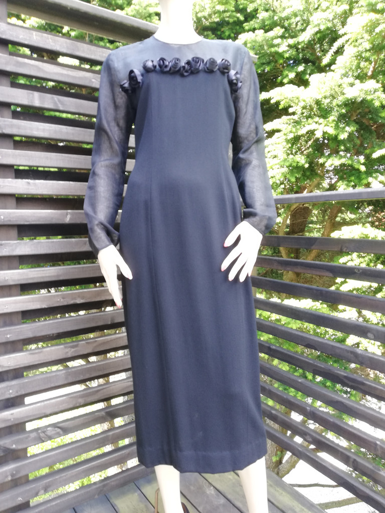 Vintage retro svart klänning cocktailklänning jersey rosor tunt tyg armar axlar