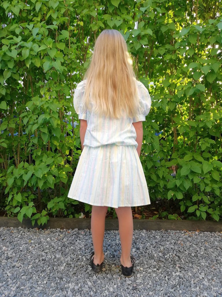 Retro barnkläder flicka pastellfärgad klänning krage rosett ca 8-10 år,  80tal - Vintage Corner Österlen