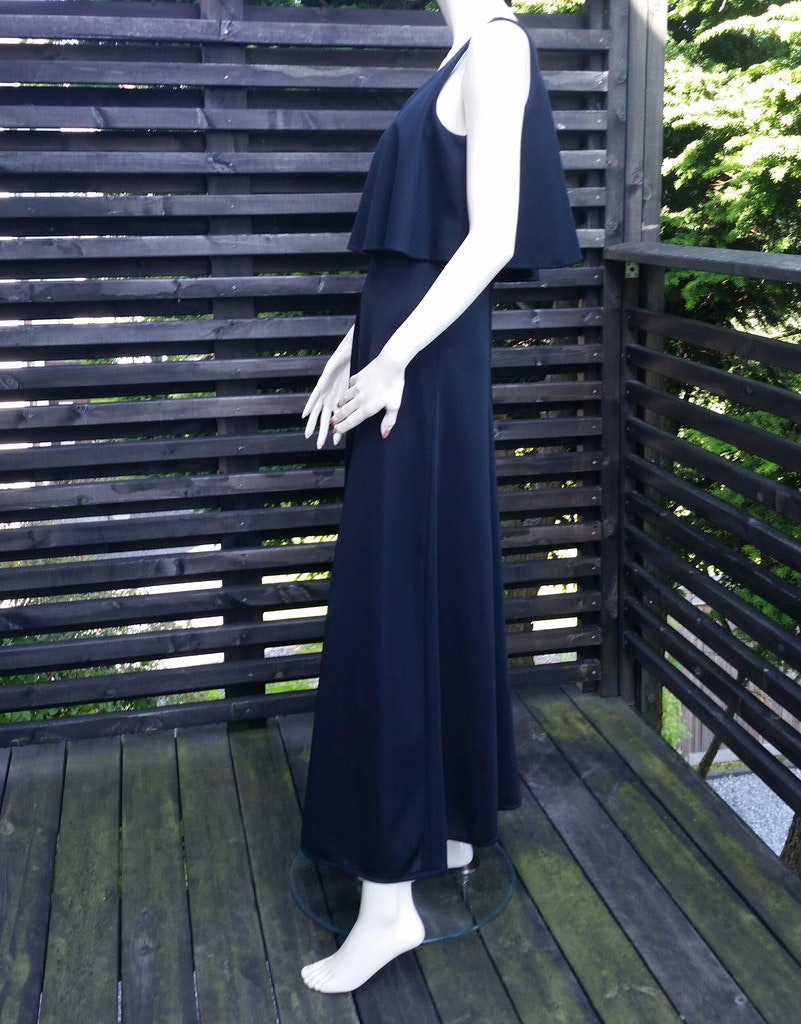 Retro långklänning svart ärmlös med fin volang upptill, 70-tal - Vintage  Corner Österlen