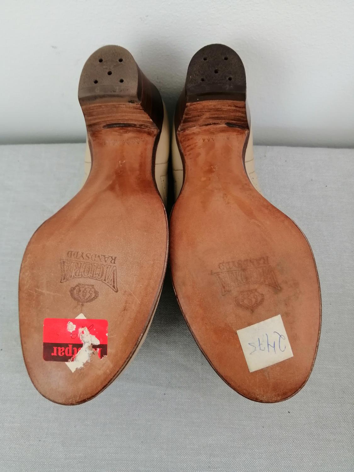 Vintage Victoria ljusbeige sko dekorhål plös stl 3,5A ca 36
