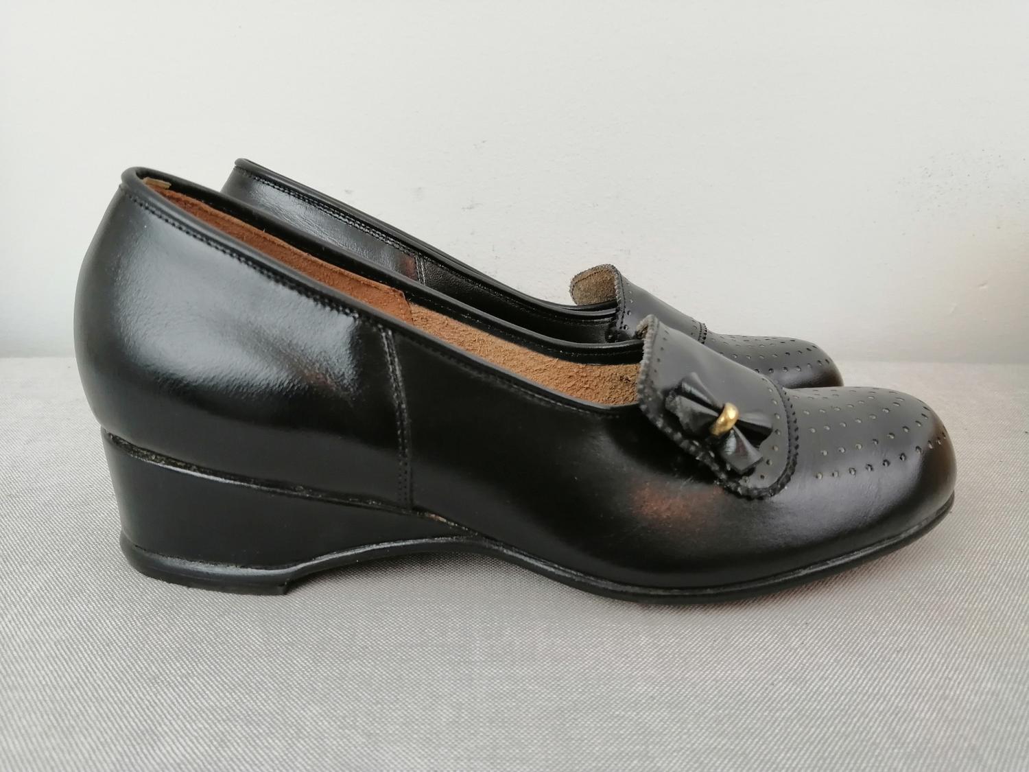 Vintage Sävsko svart sko kilklack dekor hål stl 3,5A ca 36