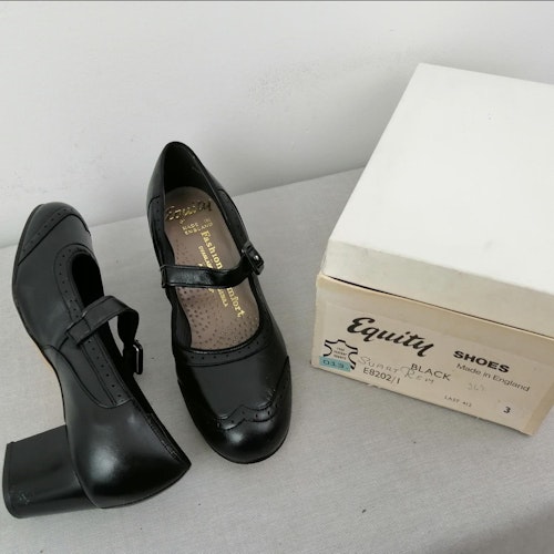 Vintage Equity svart sko håldekor vristrem halvhög klack stl 3 ca 35