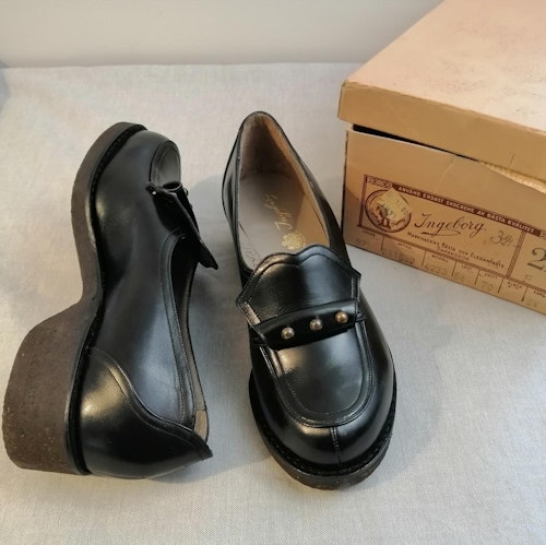 Vintage Ingeborg svart stadig sko med plös och nitar stl 2,5F ca 35