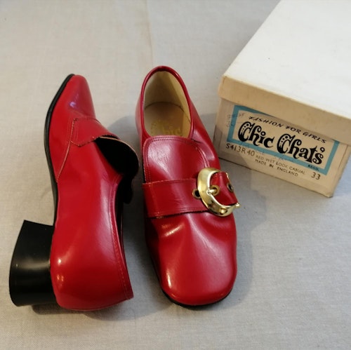Vintage Chic Chats röd sko plös bred vristrem med guldf spänne stl 36