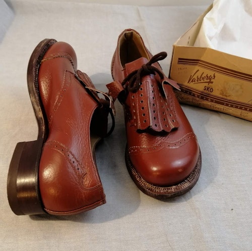 Vintage Varbergs Sko brunröd sko plös och snören med dekor stl 2,5A ca 35