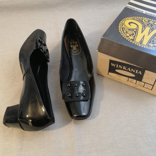 Vintage Wiskania svart lack-sko plös med små knoppar stl 5 ca 38
