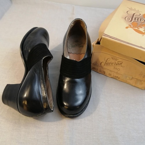Vintage Suverän sko svart sko mockarand fram halvhög klack stl 4 ca 37