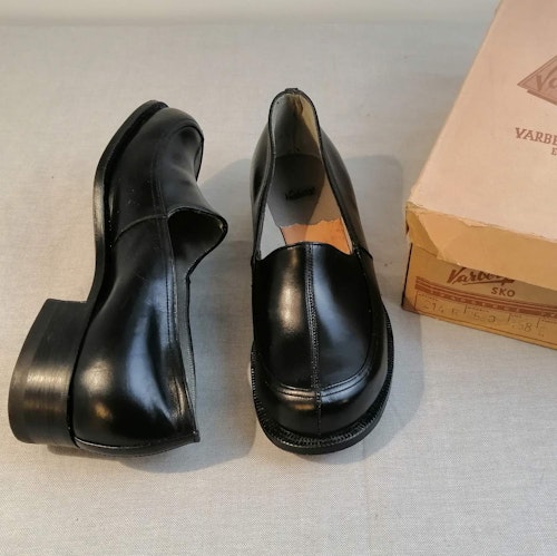 Vintage Varberg sko enkel svart låg dekorsöm mitt fram stl 4 ca 37
