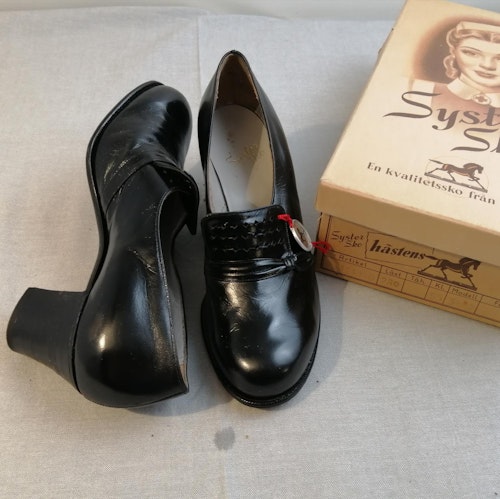 Vintage Hästens Syster-sko svart hål-plös dekorband högre stl 4 ca 37