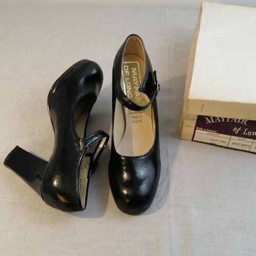 Vintage Mayfair svart högklackad sko bred klack vristrem stl 5,5 ca 38