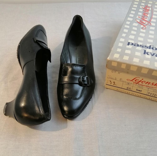 Vintage Lejonsko svart smal sko plös med spänne sidan stl 6,5 ca 40