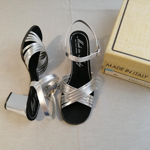 Vintage Made in Itali silver-sandalett högre bred klack stl 39
