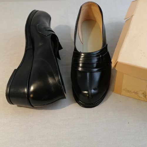 Vintage Winner Shoe svart kilklack plös med banddekor stl 8 ca 43