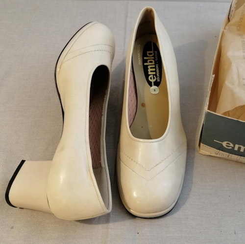 Vintage Embla ljusbeige blank sko dekorsömmar fram stl 8 ca 43