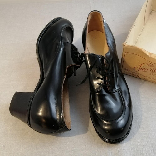 Vintage Suverän sko svart sko snörning halvhög klack stl 8 ca 43