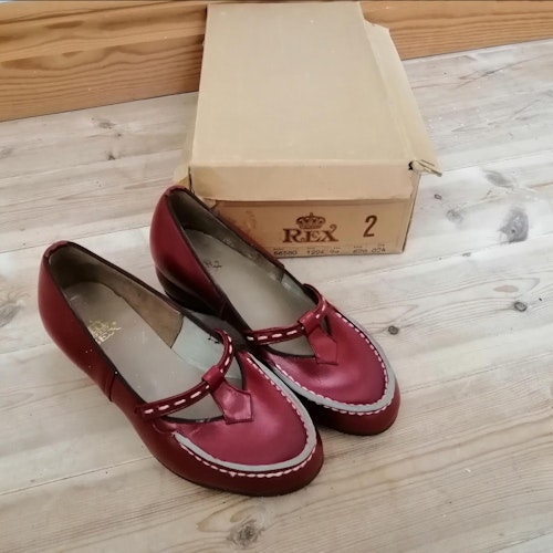 Vintage Rex röd sko med liten kilklack vit dekoration stl 2A ca 34