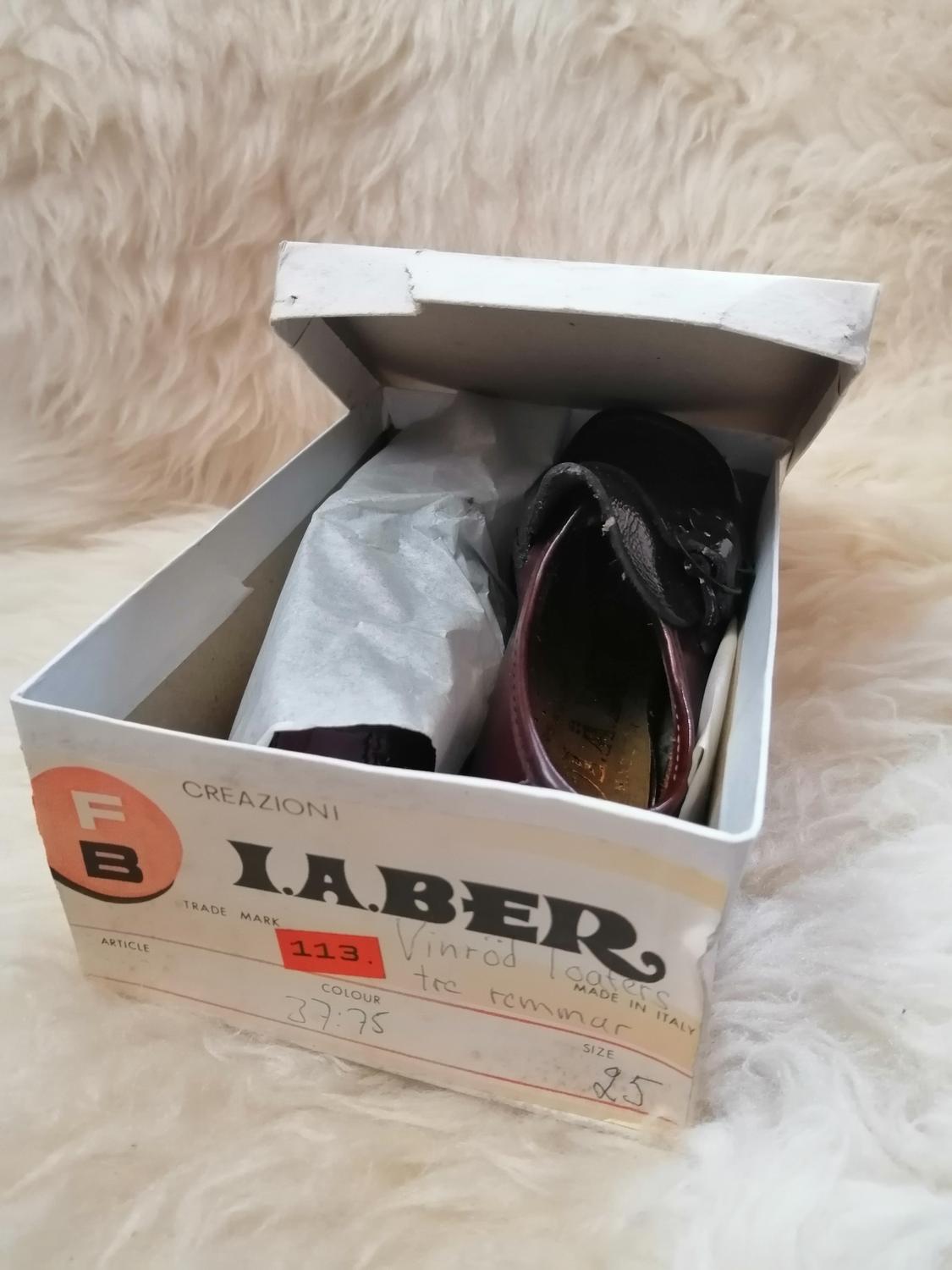 Vintage barnsko loafers vinröd lack med spännen stl 29 unisex