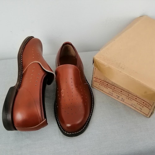 Vintage Docksta sko toffelmodell läderf plös dekorhål stl 3,5A ca 36 pojk