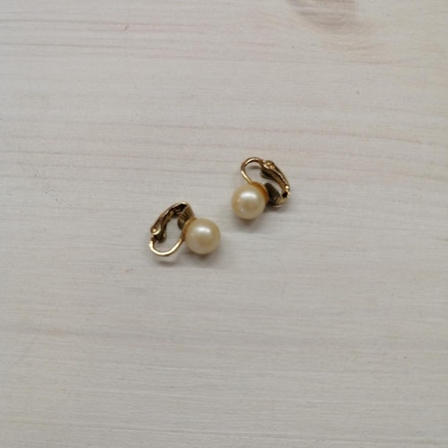 Vintage bijouteri örhängen clips små gul-vita pärlor guldf infattning