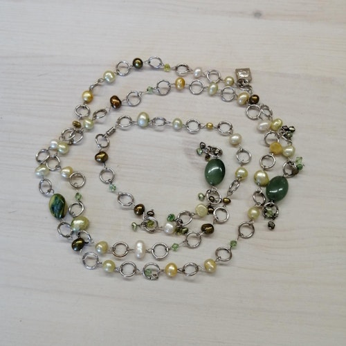 Bijouteri halsband långt att knyta silverf ringar och stenar grönt vitt mm