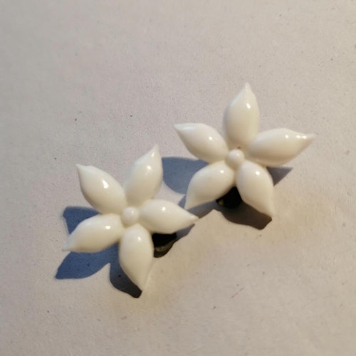 Vintage bijouterier örhängen clips små vita stjärnformade plast